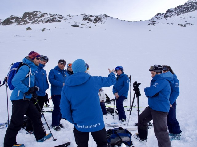 formation à la recherche de victimes d'avalanches
