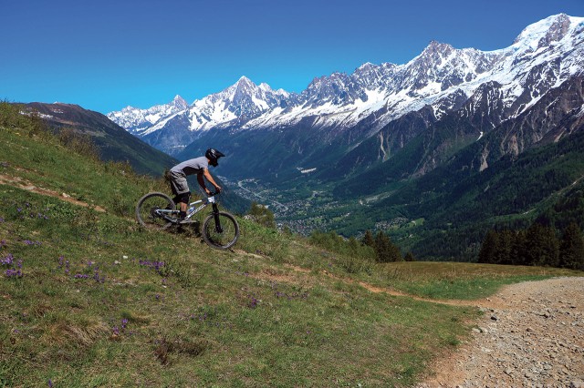 Mountain bike Electric, classic, enduro, downhill - AAV Chamonix - copyright Celia Margerard